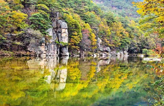 괴산군이 거리두기 해제를 계기로 방문객을 사로잡는 힐링 중심의 체류형 관광 기반 조성에 나섰다. 사진는 화양구곡 운영담.(괴산군 제공)© 뉴스1