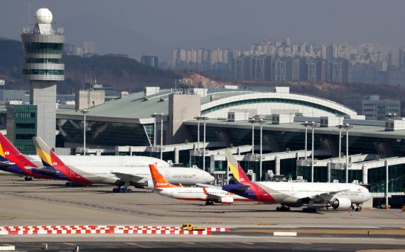 [서울=뉴시스] 추상철 기자 = 인천국제공항 전망대에서 바라본 계류장에서 여객기가 나란히 계류하고 있다. 2022.04.23. scchoo@newsis.com