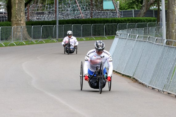 네덜란드 헤이그에서 22일 진행된 인빅터스 게임(세계 상이군인 체육대회) 사이클 종목에 출전한 김영민(앞쪽) 선수와 김윤근 선수가 역주하고 있다./헤이그(네덜란드) 공동취재단