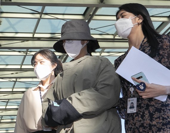 8억대 사망보험금을 노리고 남편 A씨를 숨지게 한 혐의로 공개수배된 이은해가 16일 오후 인천지방검찰청으로 압송되고 있다. /뉴스1 © News1 신웅수 기자