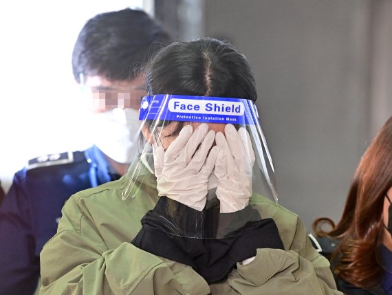 '계곡살인' 사건의 피의자 이은해가 19일 오후 구속 전 피의자 심문(영장실질심사)을 받기 위해 인천 미추홀구 인천지방법원으로 들어서고 있다. (공동취재) 2022.4.19/뉴스1 © News1 정진욱 기자