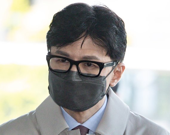 한동훈 법무부 장관 후보자가 15일 서울 서초동 서울고검에 마련된 인사청문회 준비단 사무실로 출근하며 취재진 질문에 답하고 있다. /사진=뉴스1
