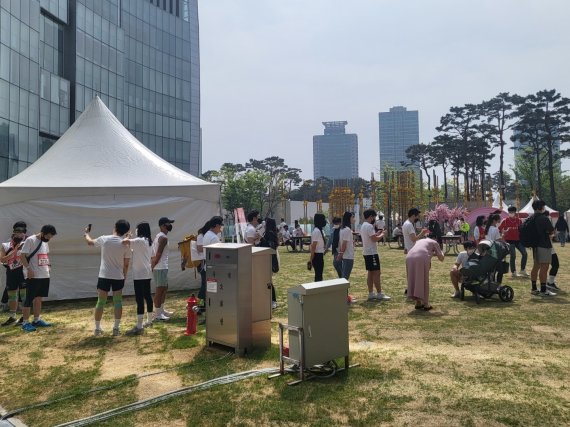 '3대 가족모임' '실외 취식'…거리두기 해제 첫 주말 나들이객 북적 - 파이낸셜뉴스