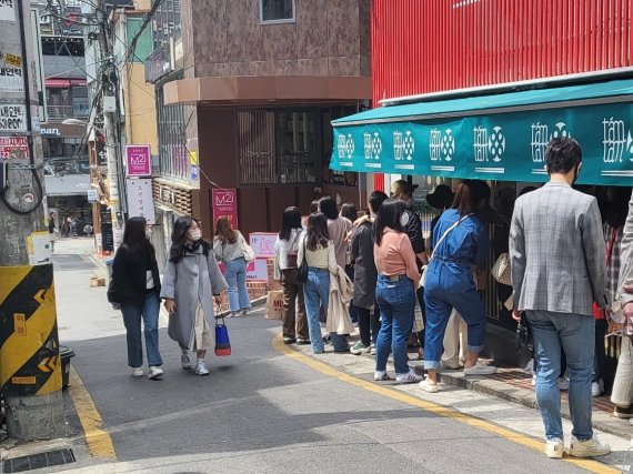 '3대 가족모임' '실외 취식'…거리두기 해제 첫 주말 나들이객 북적 - 파이낸셜뉴스