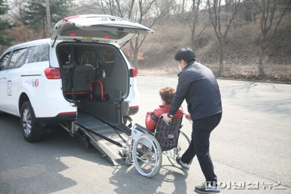 하남시 교통약자 병원 도우미 ‘달링버스’ 국내 첫 도입. 사진제공=하남시