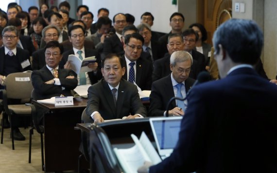 [서울=뉴시스] 지난 2018년 10월25일 서울 중구 프레스센터에서 한국사립대학총장협의회, 한국대학신문 주최로 열린 '대학 재정 확보와 대학 구조개혁 방향 대토론회'에서 당시 한국사립대학총장협의회장인 김인철 사회부총리 겸 교육부 장관 후보자를 비롯한 사립대학 총장들이 사총협 수석부회장인 김성익 삼육대학교 총장의 '재정위기에 직면한 사립대학의 재정확충 방안'이란 주제 발표를 듣고 있다. (사진=뉴시스DB). 2012204.24. photo@newsis.com