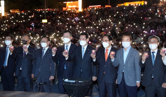 2023순천만국제정원박람회 붐 조성 민과 함께하는 D-365 행사가 23일 오후 순천시 오천동 저류지공원에서 개최됐다. 사진은 주요 내빈과 시민들이 함께하는 퍼포먼스 장면.(전남도 제공) 2022.4.23/뉴스1 © News1 전원 기자