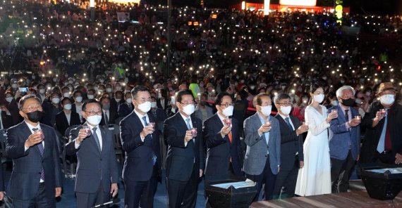 전남도와 순천시는 '2023 순천만국제정원박람회' 개막 1년을 앞두고 지난 23일 순천만 달밤 야시장 일원에서 성공 개최를 염원하는 기념행사를 가졌다.사진=전남도 제공