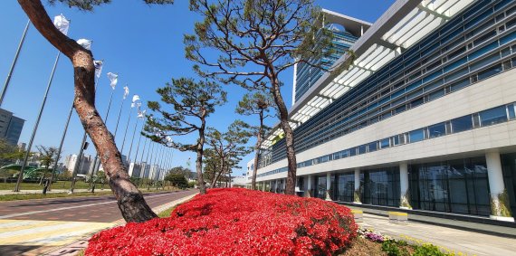 1파란 하늘과 봄의 전령 철쭉이 한데 어우러져 있는 전남도청사. (전남도 제공) 2022.4.19/뉴스1 © News1