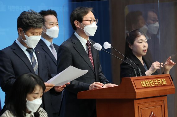 [서울=뉴시스] 최진석 기자 = 국회 보건복지위 여당 간사인 김성주 더불어민주당 의원과 보건복지위 소속 의원들이 13일 오전 서울 여의도 국회 소통관에서 정호영 보건복지부 장관 후보자 지명 철회 촉구 기자회견을 하고 있다. (공동취재사진) 2022.04.13. photo@newsis.com