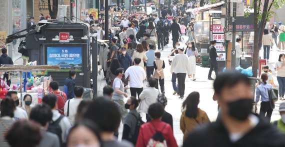 서울 중구 명동 거리가 시민들로 북적이고 있다. 뉴스1 제공.