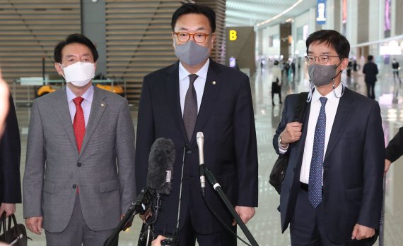 윤석열 대통령 당선인의 한일정책협의대표단장을 맡은 정진석 국회 부의장(가운데)이 24일 오전 인천국제공항 제2터미널에서 취재진의 질문에 답하고 있다.사진=뉴스1