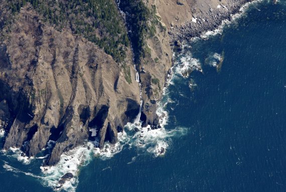 23일 인근에서 유람선 침몰 사고가 발생한 일본 홋카이도의 가슈니 폭포.AP뉴시스