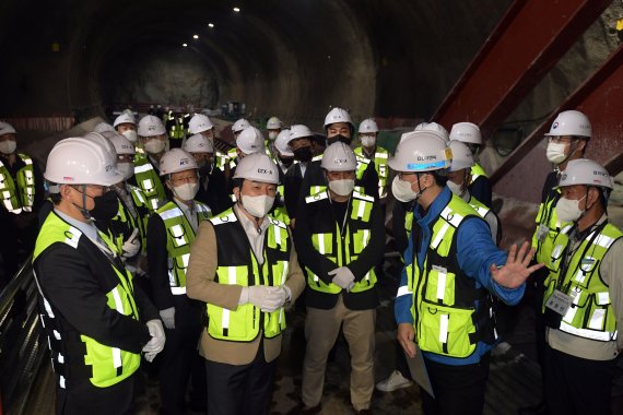 원희룡 제20대대통령직인수위원회 기획위원장이 21일 오전 서울 성동구 광역급행철도(GTX) A노선 6공구 건설현장을 살펴보고 있다. 2022.4.21/뉴스1 © News1 인수위사진기자단