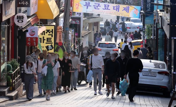 사회적 거리 두기 해제 후 첫 주말인 24일 오후 서울 용산구 이태원역 인근에서 시민들이 휴일을 즐기고 있다. 2022.4.24/뉴스1 © News1 김진환 기자