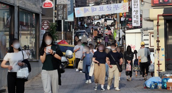 사회적 거리 두기 해제 후 첫 주말인 24일 오후 서울 용산구 이태원역 인근에서 시민들이 휴일을 즐기고 있다. 2022.4.24/뉴스1 © News1 김진환 기자