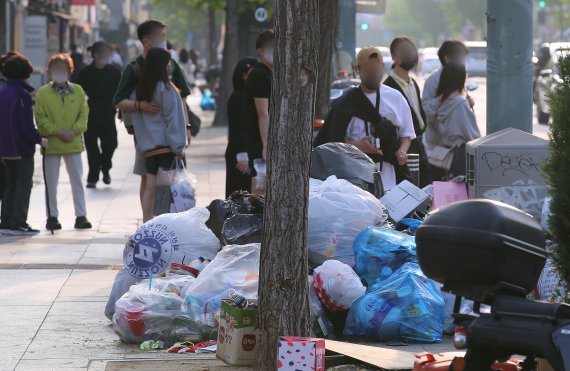 사회적 거리 두기 해제 후 첫 주말인 24일 오후 서울 용산구 이태원 길거리에 쓰레기가 쌓여 있다. 2022.4.24/뉴스1 © News1 김진환 기자