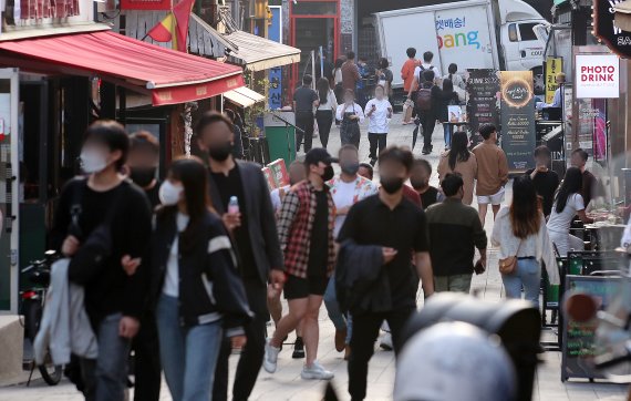 사회적 거리 두기 해제 후 첫 주말인 24일 오후 서울 용산구 이태원의 한 골목에서 시민들이 휴일을 즐기고 있다. 2022.4.24/뉴스1 © News1 김진환 기자