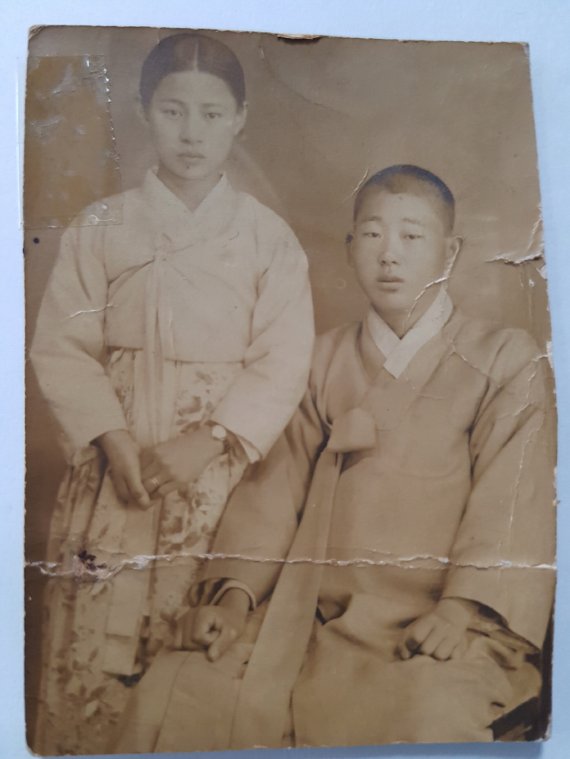 [서울=뉴시스] 190번째 신원확인 고 김학수 이병과 배우자 고 이소저 님의 약혼사진. 2022.04.25. (사진=국방부 제공) *재판매 및 DB 금지