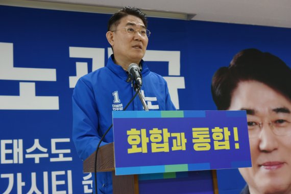 노관규 전 순천시장이 4일 오전 전남 순천시 연향동 선거사무소에서 6·1 지방선거 순천시장 출마 선언을 하고 있다.2022.4.4/뉴스1 © News1 김동수 기자