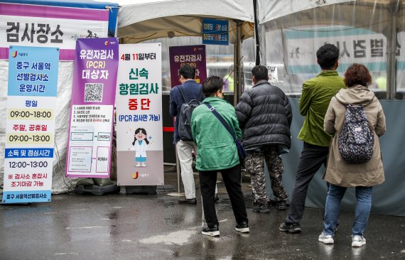 25일 오전 서울 중구 서울역광장에 설치된 임시선별검사소를 찾은 시민들이 검사를 위해 줄 서 있다. 뉴시스 제공