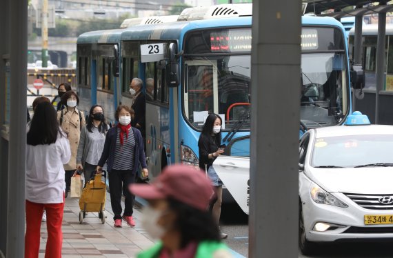 부산 부산진구 서면의 한 버스정류장에 시민들이 마스크를 착용하고 대중교통을 이용하고 있다.© 뉴스1