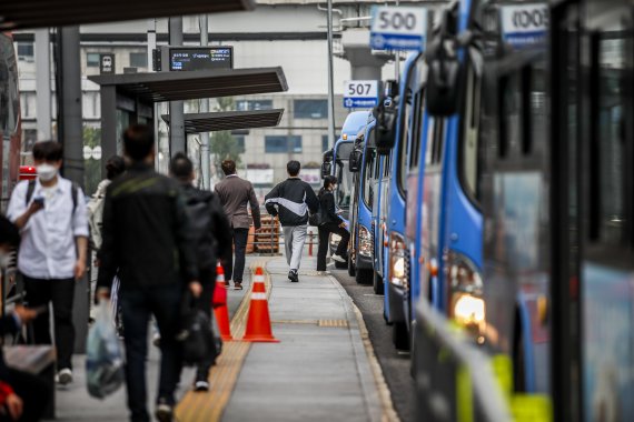 [서울=뉴시스] 정병혁 기자 = 서울 시내버스 노조가 26일 총파업을 예고한 가운데 25일 오전 서울 중구 서울역버스환승센터에서 시민들이 버스에 탑승하고 있다. 노조는 이날 오후 마지막 쟁의조정에 들어가며 최종 교섭에 실패하면 26일 첫차부터 파업이 시작될 예정이다. 2022.04.25. jhope@newsis.com