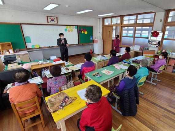 [거창=뉴시스] 거창군 북상면 성인문해학교 대면수업. *재판매 및 DB 금지