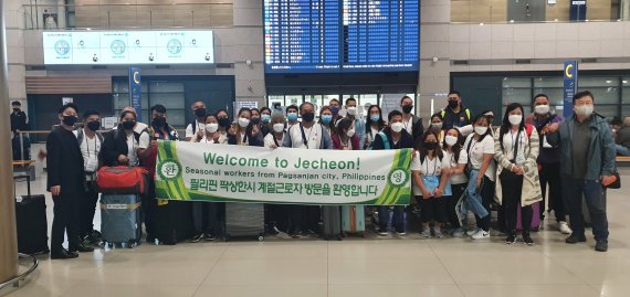 필리핀국적의 단기 외국인 계절근로자들이 인천공항을 통해 입국했다.(제천시 제공0 © 뉴스1
