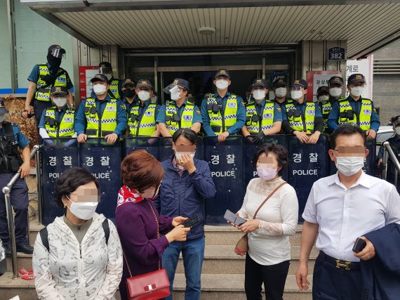 [대구=뉴시스] 정창오 기자=25일 오후 국민의힘 경북도당 출입구가 경찰에 의해 봉쇄되고 있다. 2022.04.25 jco@newsis.com