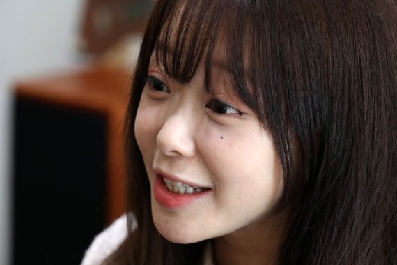 [서울=뉴시스] 박진희 기자 = 클래식 기타리스트 박규희가 지난 20일 서울 동작구 뮤직앤아트스튜디오에서 뉴시스와 인터뷰 하고 있다. 2022.04.25. pak7130@newsis.com