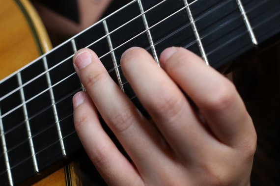 [서울=뉴시스] 박진희 기자 = 클래식 기타리스트 박규희가 지난 20일 서울 동작구 뮤직앤아트스튜디오에서 뉴시스 인터뷰에 앞서 사진촬영을 하고 있다. 2022.04.25. pak7130@newsis.com