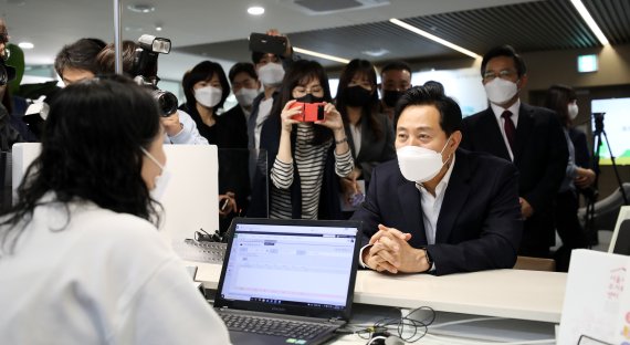 오세훈 서울시장이 25일 오후 서울 '1호 센터'인 용산 주거안심종합센터를 찾아 주거상담을 받고 있다. 2022.4.25/뉴스1 © News1 박지혜 기자