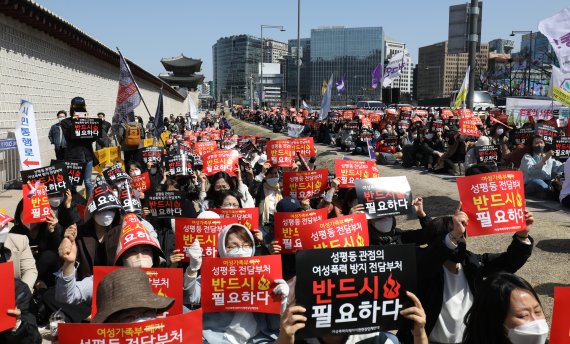 여성폭력피해자지원현장단체연대 관계자들이 7일 서울 종로구 광화문 앞에서 열린 '성평등 관점의 여성폭력방지 전담부처 반드시 필요하다' 기자회견에서 구호를 외치고 있다. 2022.4.7/뉴스1 © News1 이성철 기자