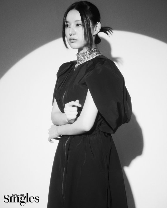 [서울=뉴시스] 배우 김지원 화보 . 2022.04.25. (사진= 싱글즈 제공) photo@newsis.com*재판매 및 DB 금지