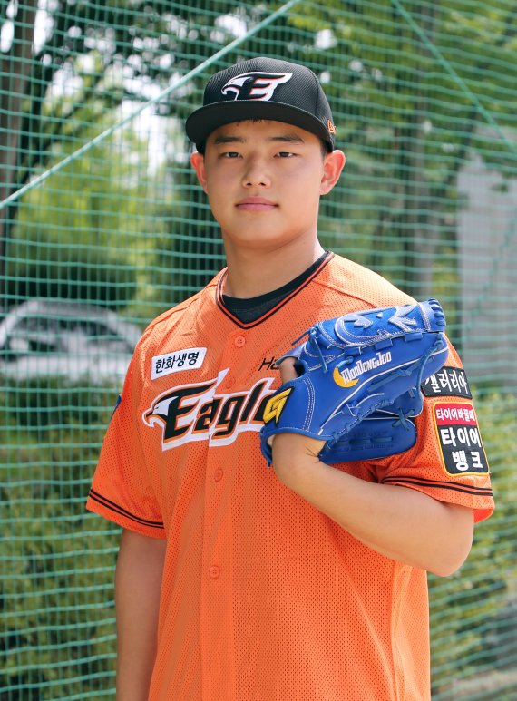 2022 프로야구는 스트라이크존 확대로 빠른공 투수들의 활약이 두드러지면서 '투고타저'가 지배하고 있다. 맨 위부터 SSG 조요한, KIA 한승혁, 한화 문동주. 로이터뉴스1