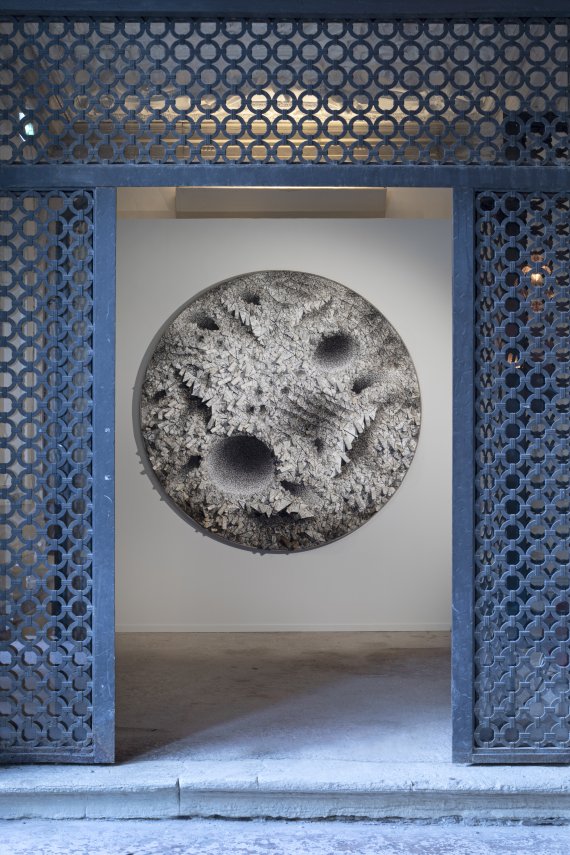 붉고 푸른 단색화… 하종현&middot;박서보에 빠져든 베니스