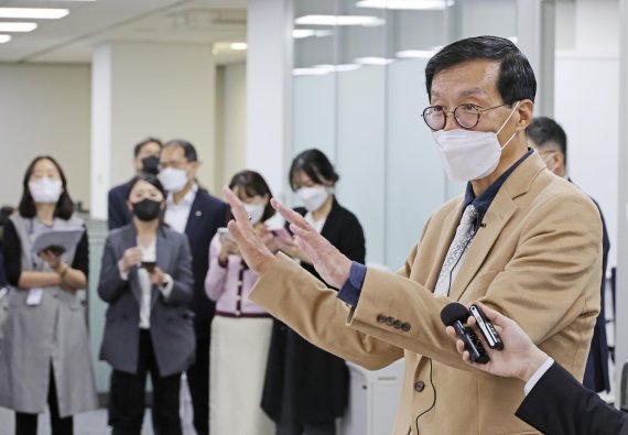 이창용 "현재는 물가 더 우려… 장기적으론 비둘기파 되고파"[이창용 기준금리 추가 인상 시사]