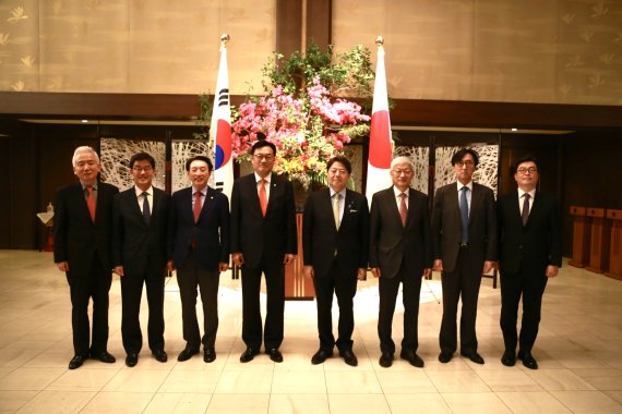 윤석열 대통령 당선인이 파견한 한일정책협의단이 25일 일본 도쿄 미나토쿠 외무성 이이쿠라 공관에서 열린 하야시 요시마사 외무상(왼쪽 다섯번째) 주최 만찬에 참석, 기념촬영을 하고 있다. 왼쪽부터 이상덕 전 주싱가포르 대사, 박철희 서울대 교수, 김석기 부단장(국민의 힘 의원), 정진석 단장(국회 부의장), 하야시 외무상, 윤덕민 한국외대 석좌교수, 장호진 전 주캄보디아 대사,우정엽 세종연구소 연구위원. 사진=한일정책협의단