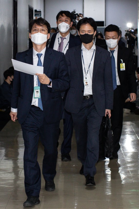 대검찰청 관계자들이 25일 서울 여의도 국회에서 열린 법제사법위원회 소위에 출석하고 있다.2022.4.25/뉴스1 © News1 유승관 기자