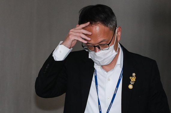 법제사법위원회 1소위원장인 박주민 더불어민주당 의원이 25일 서울 여의도 국회에서 열린 법사위 소위를 위해 위원장실로 향하고 있다. (공동취재) 2022.4.25/뉴스1 © News1 유승관 기자