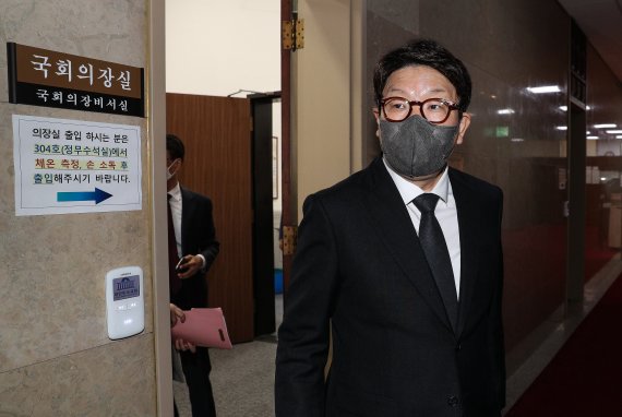 권성동 국민의힘 원내대표가 25일 오전 박병석 국회의장을 만난 후 의장실을 나서고 있다. (공동취재) 2022.4.25/뉴스1 © News1 유승관 기자