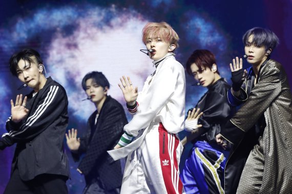 베리베리(VERIVERY) 강민(가운데)이 25일 서울 광진구 예스24라이브홀에서 가진 첫 정규앨범 ‘VERIVERY SERIES O [ROUND 3 : WHOLE]’ 쇼케이스에서 타이틀 곡 ‘O’ 무대를 선보이고 있다. © News1 권현진 기자