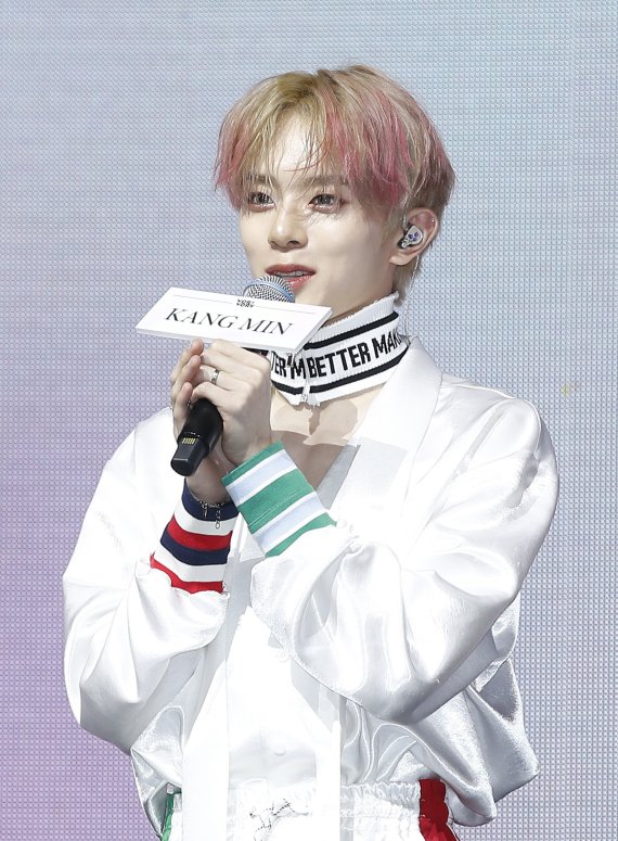 베리베리 강민이 25일 서울 광진구 예스24라이브홀에서 가진 첫 정규앨범 ‘VERIVERY SERIES O [ROUND 3 : WHOLE]’ 쇼케이스에서 인사말을 하고 있다. © News1 권현진 기자