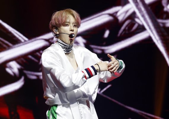 베리베리(VERIVERY) 강민이 25일 서울 광진구 예스24라이브홀에서 가진 첫 정규앨범 ‘VERIVERY SERIES O [ROUND 3 : WHOLE]’ 쇼케이스에서 신곡 '언더커버'를 선보이고 있다. © News1 권현진 기자