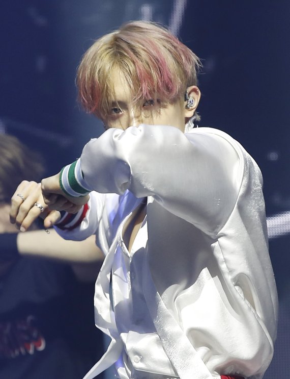 베리베리(VERIVERY) 강민이 25일 서울 광진구 예스24라이브홀에서 가진 첫 정규앨범 ‘VERIVERY SERIES O [ROUND 3 : WHOLE]’ 쇼케이스에서 화려한 무대를 선보이고 있다. © News1 권현진 기자