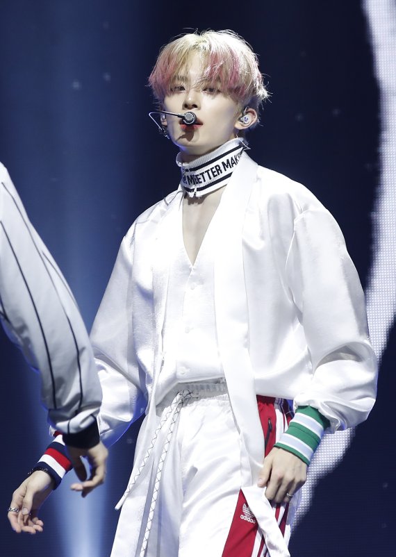 베리베리(VERIVERY) 강민이 25일 서울 광진구 예스24라이브홀에서 가진 첫 정규앨범 ‘VERIVERY SERIES O [ROUND 3 : WHOLE]’ 쇼케이스에서 타이틀 곡 ‘O’ 무대를 선보이고 있다. © News1 권현진 기자