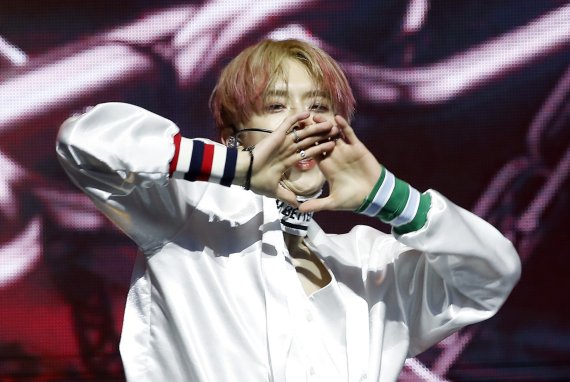 그룹 베리베리 강민이 25일 서울 광진구 예스24라이브홀에서 가진 첫 정규앨범 ‘VERIVERY SERIES O [ROUND 3 : WHOLE]’ 쇼케이스에서 신곡 '언더커버'를 선보이며 매력을 발산하고 있다. © News1 권현진 기자