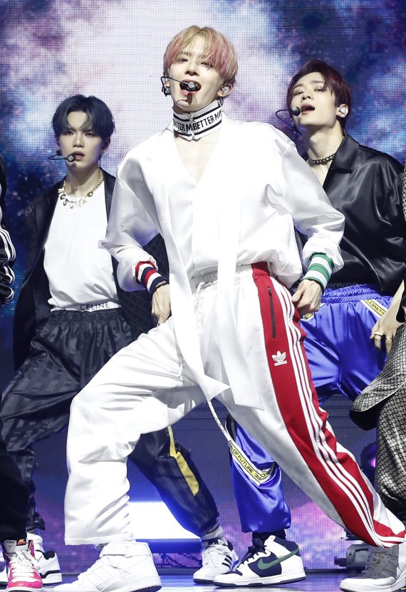 베리베리 강민이 25일 서울 광진구 예스24라이브홀에서 가진 첫 정규앨범 ‘VERIVERY SERIES O [ROUND 3 : WHOLE]’ 쇼케이스에서 멋진 공연을 선보이고 있다. © News1 권현진 기자