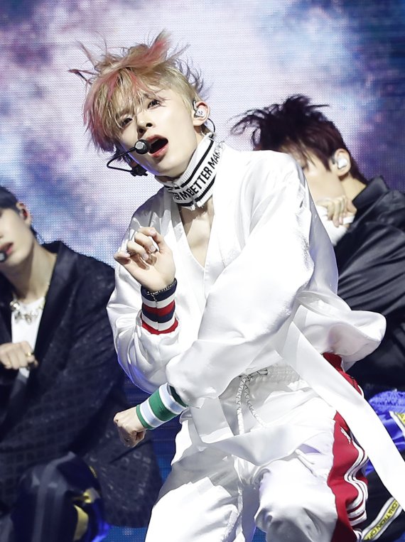 베리베리(VERIVERY) 강민이 25일 서울 광진구 예스24라이브홀에서 가진 첫 정규앨범 ‘VERIVERY SERIES O [ROUND 3 : WHOLE]’ 쇼케이스에서 강렬한 퍼포먼스를 선보이고 있다. © News1 권현진 기자